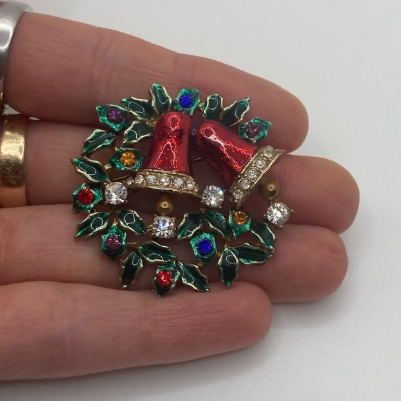 Vtg Gold Gold Tone Metal & Enamel Christmas Wreath Brooch 1.6” - Picture 4 of 5